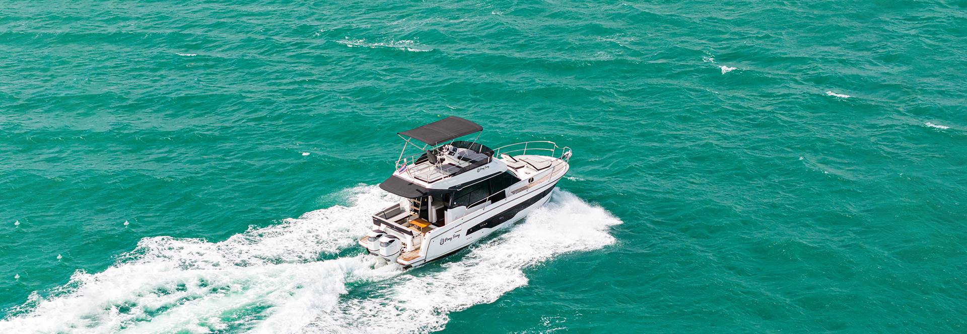 Merry Fisher 1095Fly cruising on turquoise water